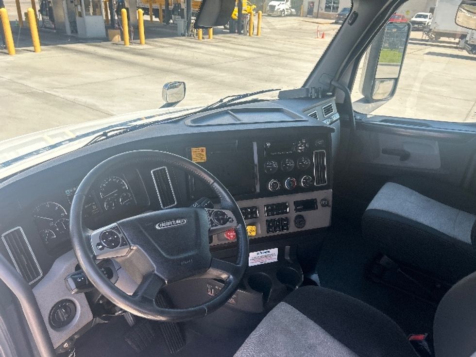 Sleeper Tractor-Heavy Duty Tractors-Freightliner-2020-T12664ST-Houston-TX-654,015\n\t\tmiles-$ 52,500 - Image 10