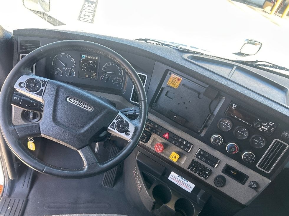 Sleeper Tractor-Heavy Duty Tractors-Freightliner-2020-T12664ST-Houston-TX-654,015\n\t\tmiles-$ 52,500 - Image 11