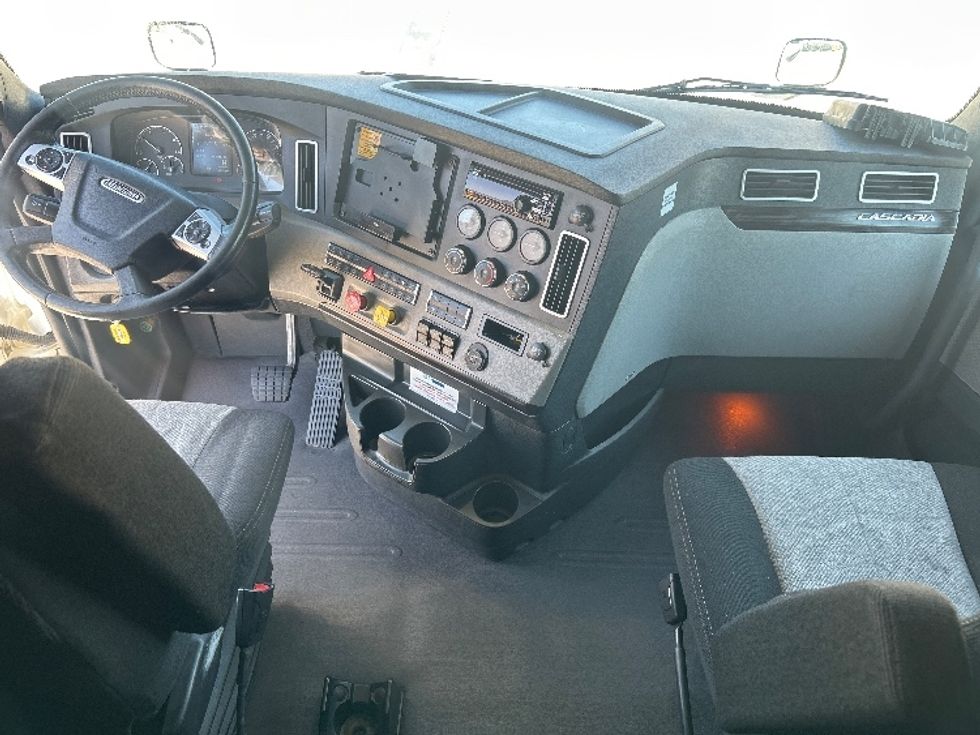 Sleeper Tractor-Heavy Duty Tractors-Freightliner-2020-T12664ST-Houston-TX-654,015\n\t\tmiles-$ 52,500 - Image 12