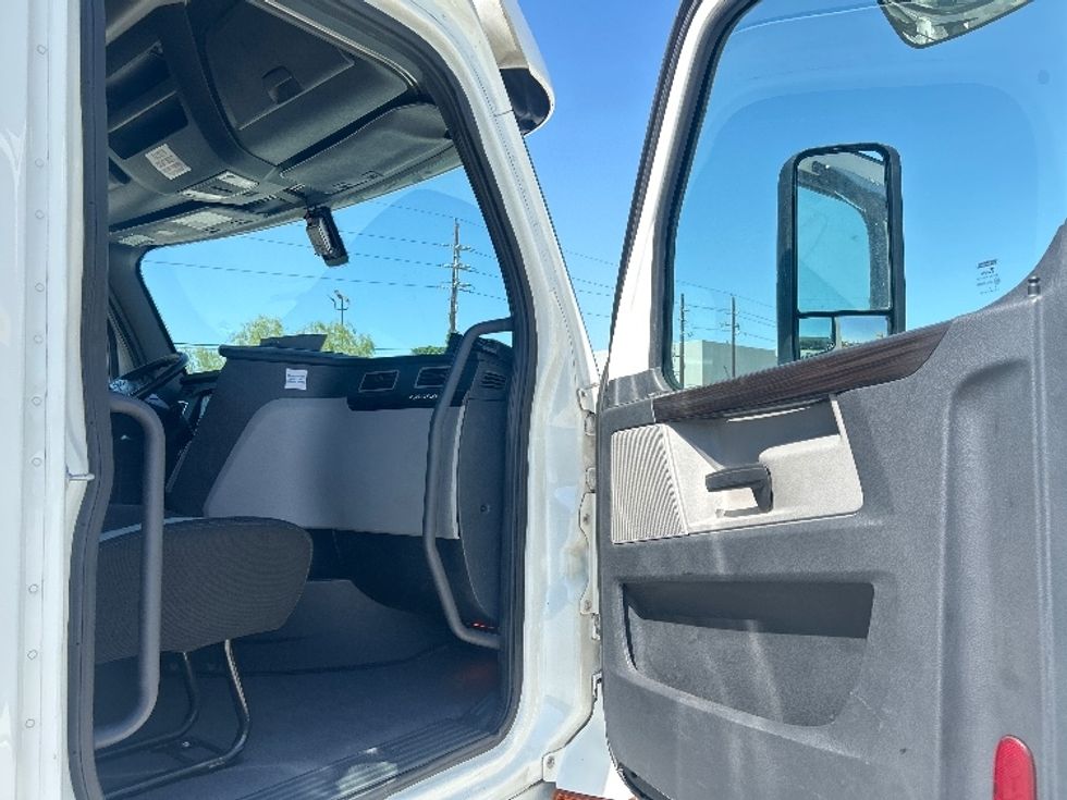 Sleeper Tractor-Heavy Duty Tractors-Freightliner-2020-T12664ST-Houston-TX-654,015\n\t\tmiles-$ 52,500 - Image 13