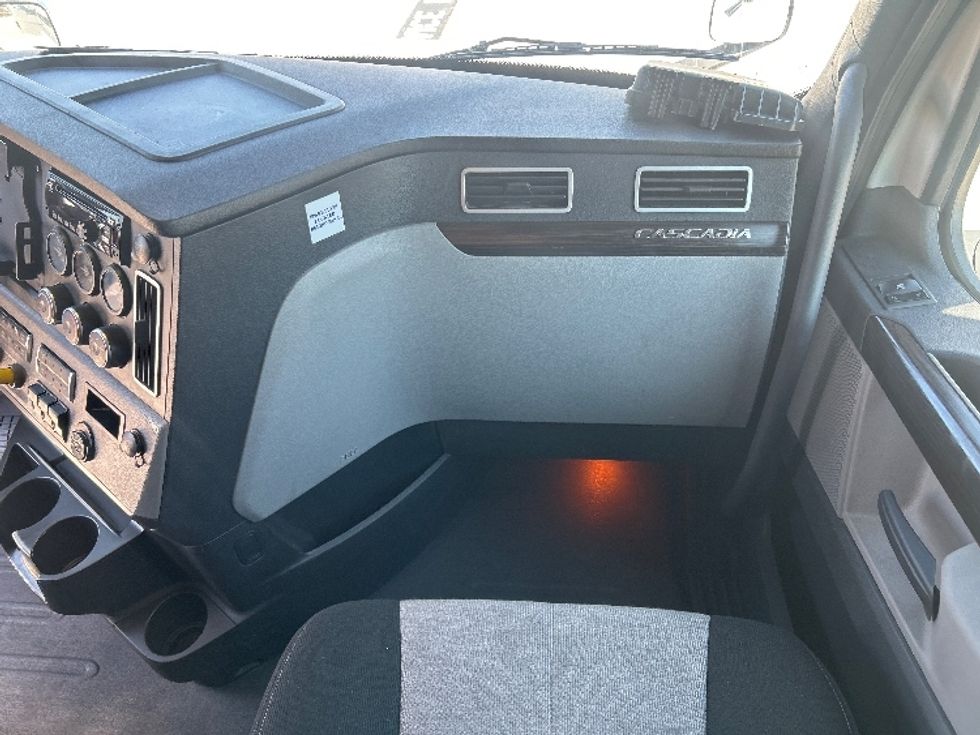 Sleeper Tractor-Heavy Duty Tractors-Freightliner-2020-T12664ST-Houston-TX-654,015\n\t\tmiles-$ 52,500 - Image 14