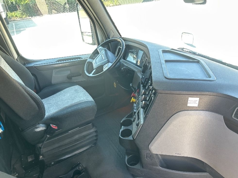 Sleeper Tractor-Heavy Duty Tractors-Freightliner-2020-T12664ST-Houston-TX-654,015\n\t\tmiles-$ 52,500 - Image 15
