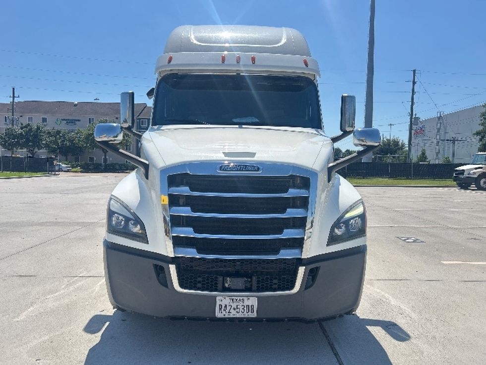 Sleeper Tractor-Heavy Duty Tractors-Freightliner-2020-T12664ST-Houston-TX-654,015\n\t\tmiles-$ 52,500 - Image 2