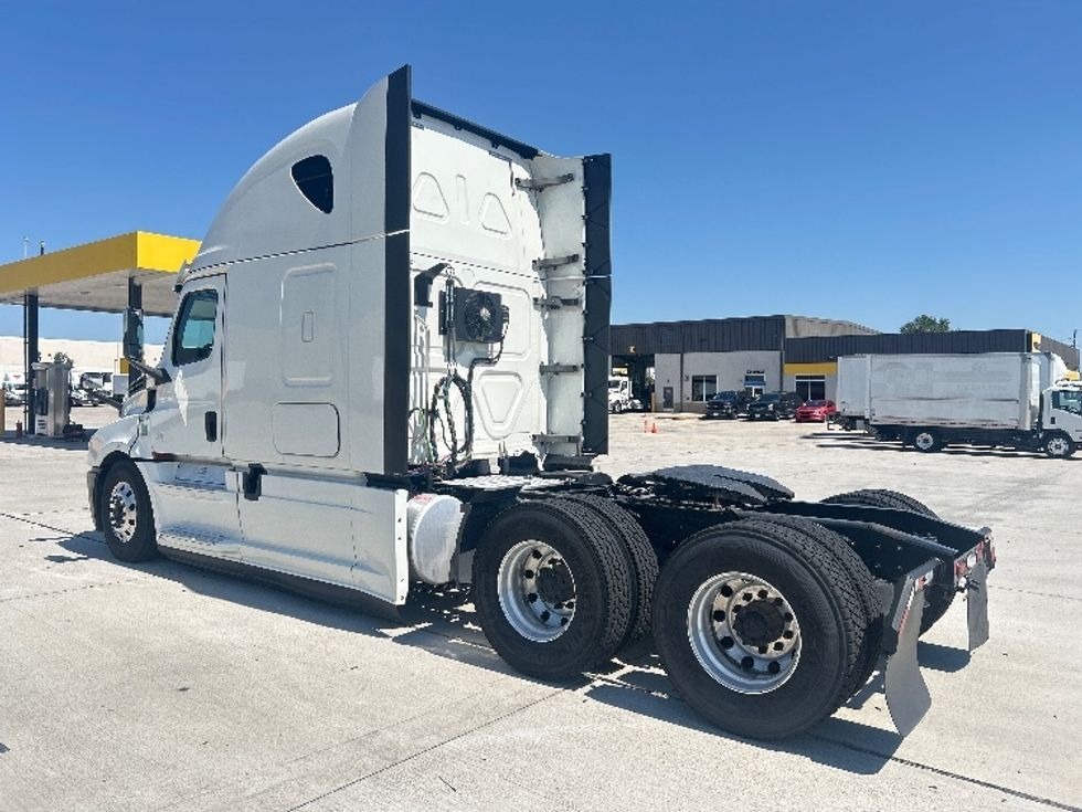 Sleeper Tractor-Heavy Duty Tractors-Freightliner-2020-T12664ST-Houston-TX-654,015\n\t\tmiles-$ 52,500 - Image 5