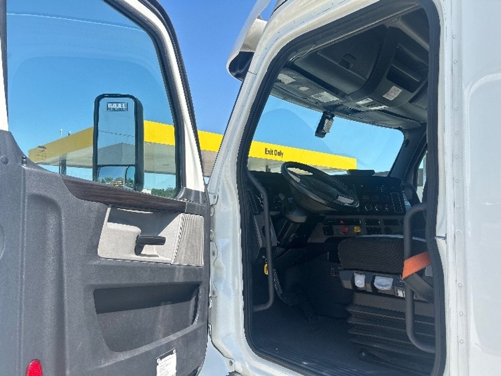 Sleeper Tractor-Heavy Duty Tractors-Freightliner-2020-T12664ST-Houston-TX-654,015\n\t\tmiles-$ 52,500 - Image 9