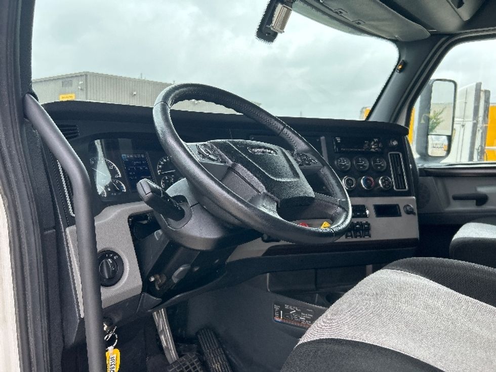 Sleeper Tractor-Heavy Duty Tractors-Freightliner-2020-T12664ST-Houston-TX-678,858\n\t\tmiles-$ 47,500 - Image 10