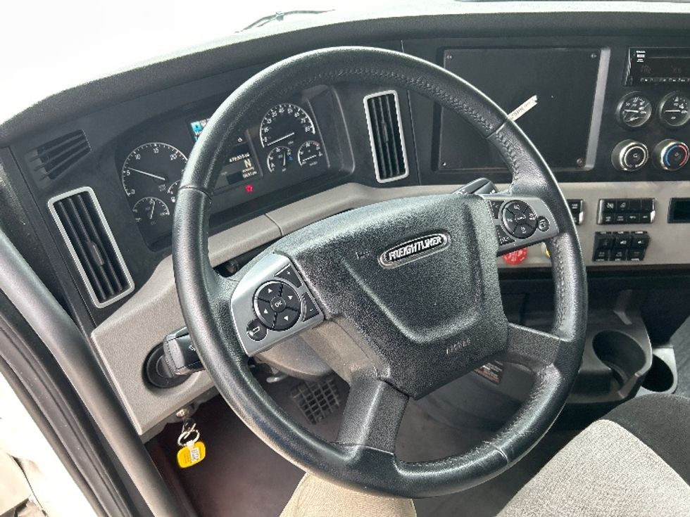 Sleeper Tractor-Heavy Duty Tractors-Freightliner-2020-T12664ST-Houston-TX-678,858\n\t\tmiles-$ 47,500 - Image 11