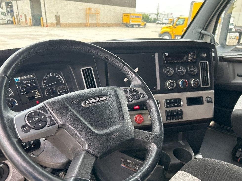 Sleeper Tractor-Heavy Duty Tractors-Freightliner-2020-T12664ST-Houston-TX-678,858\n\t\tmiles-$ 47,500 - Image 12