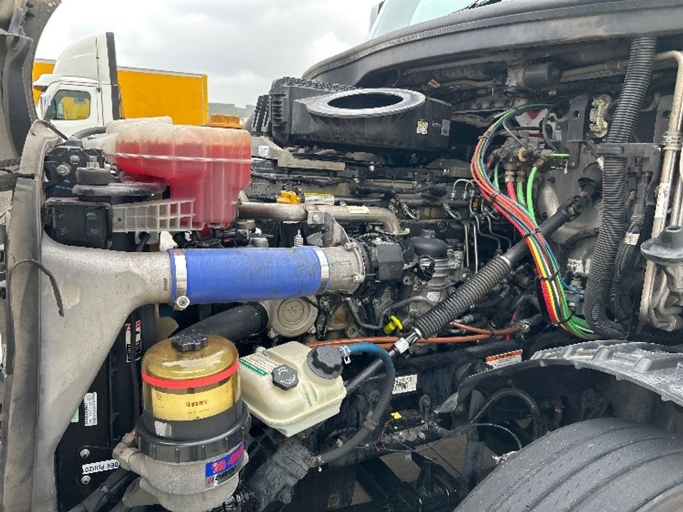 Sleeper Tractor-Heavy Duty Tractors-Freightliner-2020-T12664ST-Houston-TX-678,858\n\t\tmiles-$ 47,500 - Image 21