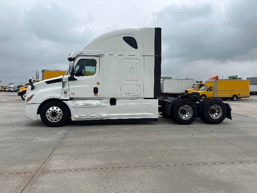 Sleeper Tractor-Heavy Duty Tractors-Freightliner-2020-T12664ST-Houston-TX-678,858\n\t\tmiles-$ 47,500 - Image 4