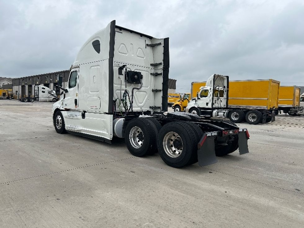 Sleeper Tractor-Heavy Duty Tractors-Freightliner-2020-T12664ST-Houston-TX-678,858\n\t\tmiles-$ 47,500 - Image 5