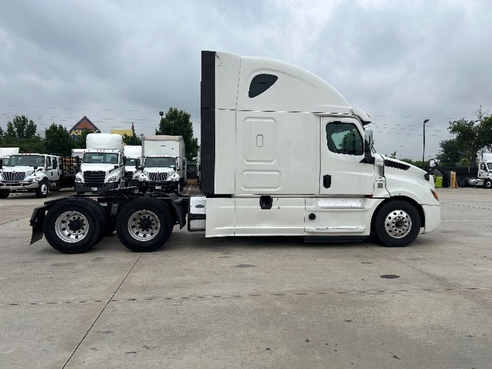 Sleeper Tractor-Heavy Duty Tractors-Freightliner-2020-T12664ST-Houston-TX-678,858\n\t\tmiles-$ 47,500 - Image 8