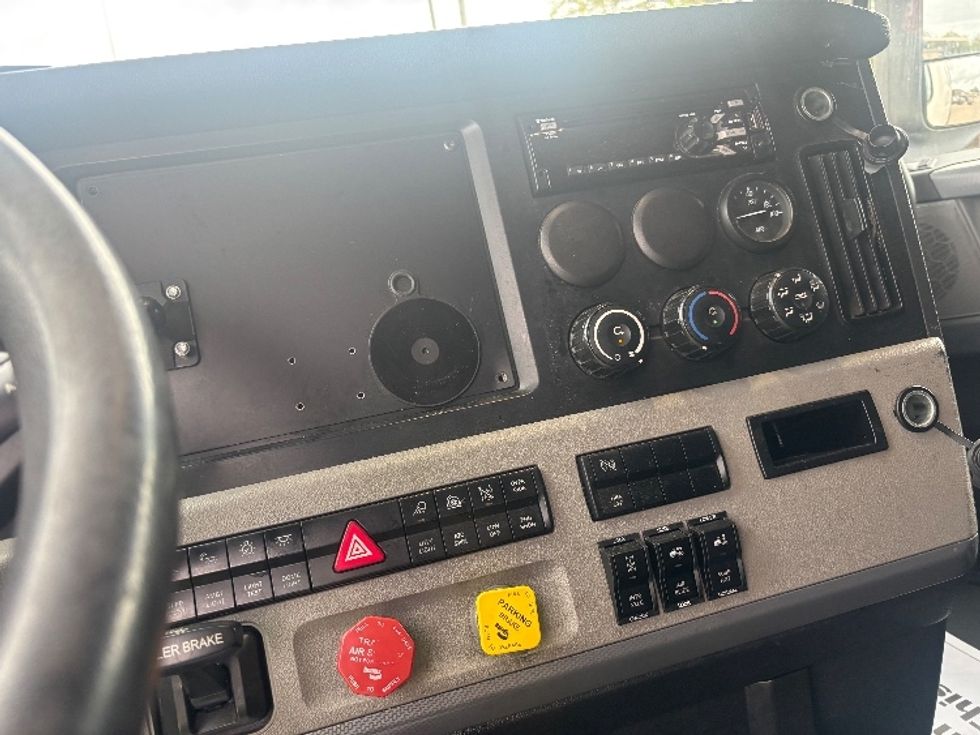 Sleeper Tractor-Heavy Duty Tractors-Freightliner-2020-T12664ST-Houston-TX-682,040\n\t\tmiles-$ 50,750 - Image 11