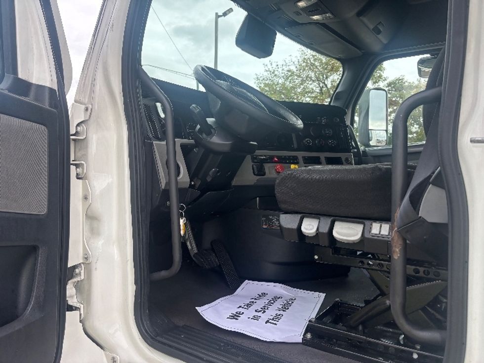 Sleeper Tractor-Heavy Duty Tractors-Freightliner-2020-T12664ST-Houston-TX-682,040\n\t\tmiles-$ 50,750 - Image 9