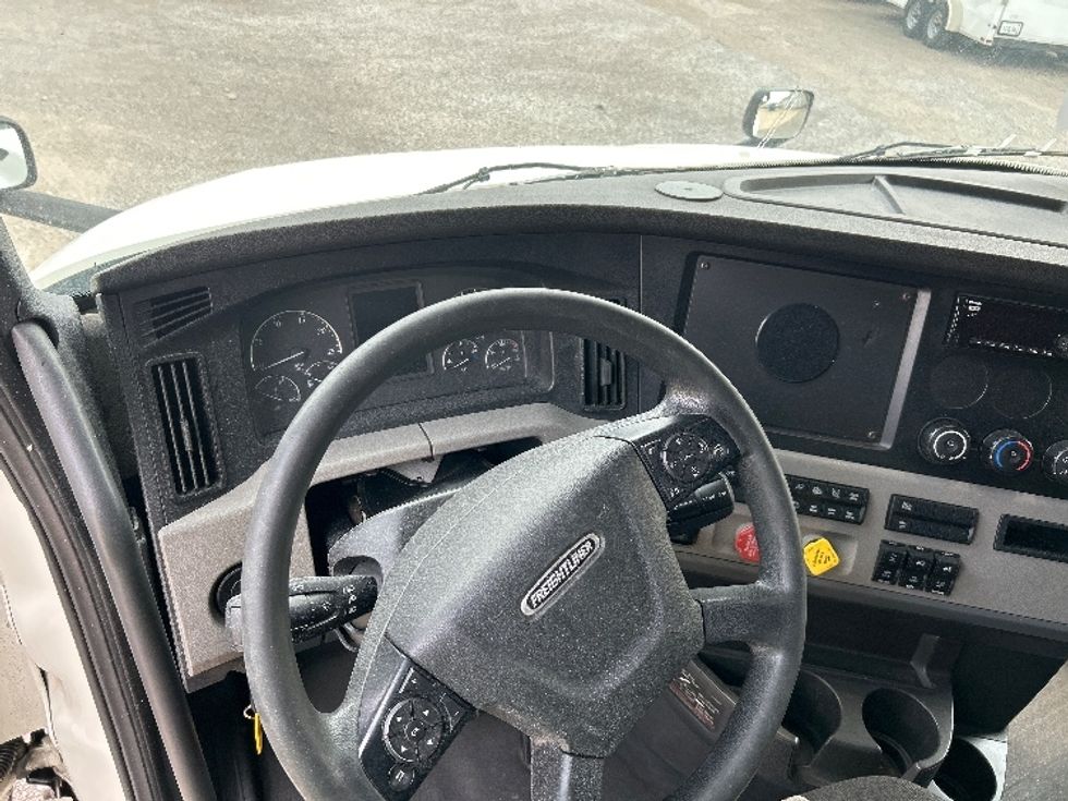 Sleeper Tractor-Heavy Duty Tractors-Freightliner-2020-T12664ST-Hueytown-AL-407,326\n\t\tmiles-$ 72,500 - Image 11