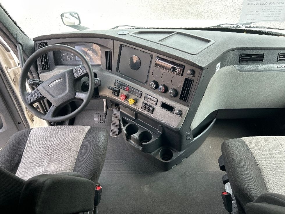 Sleeper Tractor-Heavy Duty Tractors-Freightliner-2020-T12664ST-Hueytown-AL-407,326\n\t\tmiles-$ 72,500 - Image 12