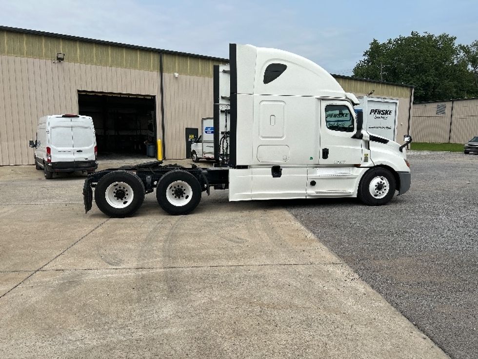 Sleeper Tractor-Heavy Duty Tractors-Freightliner-2020-T12664ST-Hueytown-AL-407,326\n\t\tmiles-$ 72,500 - Image 8