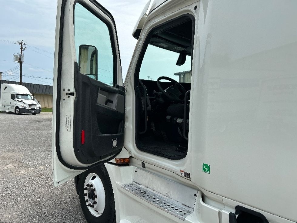 Sleeper Tractor-Heavy Duty Tractors-Freightliner-2020-T12664ST-Hueytown-AL-407,326\n\t\tmiles-$ 72,500 - Image 9