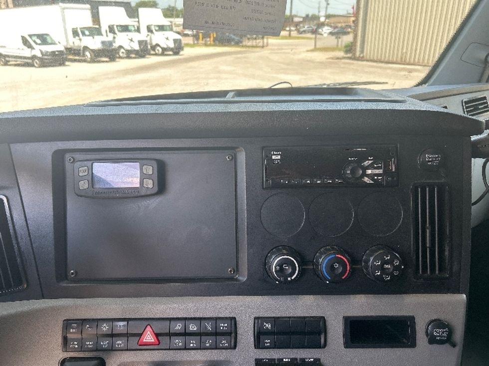 Sleeper Tractor-Heavy Duty Tractors-Freightliner-2020-T12664ST-Hueytown-AL-437,773\n\t\tmiles-$ 73,500 - Image 12