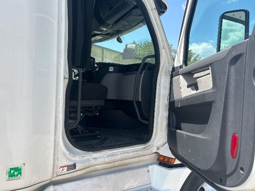 Sleeper Tractor-Heavy Duty Tractors-Freightliner-2020-T12664ST-Hueytown-AL-437,773\n\t\tmiles-$ 73,500 - Image 13