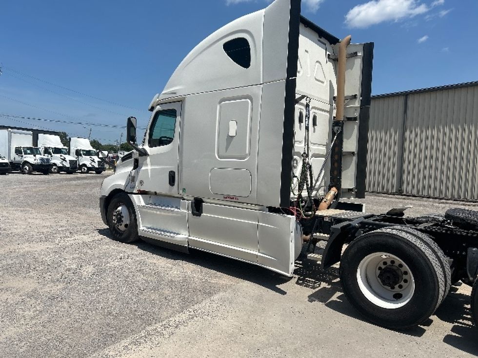 Sleeper Tractor-Heavy Duty Tractors-Freightliner-2020-T12664ST-Hueytown-AL-437,773\n\t\tmiles-$ 73,500 - Image 5