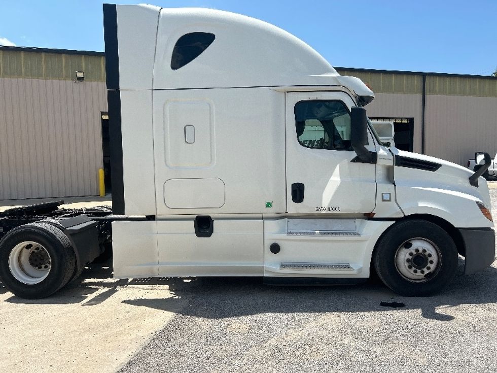 Sleeper Tractor-Heavy Duty Tractors-Freightliner-2020-T12664ST-Hueytown-AL-437,773\n\t\tmiles-$ 73,500 - Image 8