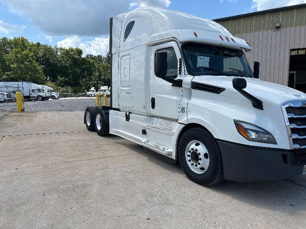 Sleeper Tractor-Heavy Duty Tractors-Freightliner-2020-T12664ST-Hueytown-AL-457,852\n\t\tmiles-$ 72,000 - Image 1