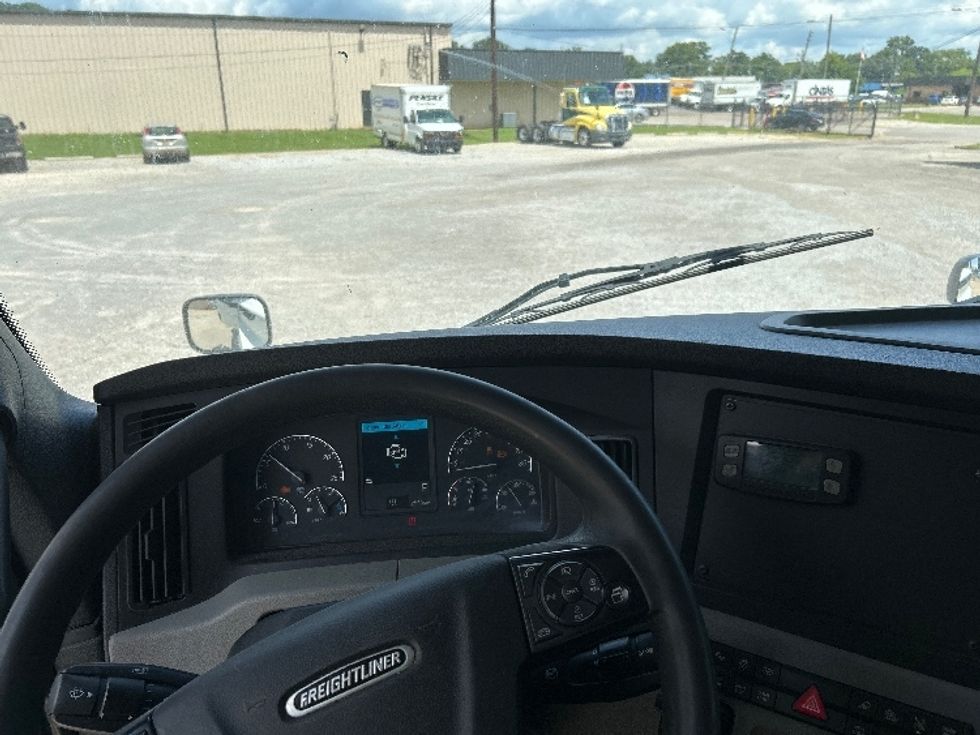 Sleeper Tractor-Heavy Duty Tractors-Freightliner-2020-T12664ST-Hueytown-AL-457,852\n\t\tmiles-$ 72,000 - Image 10