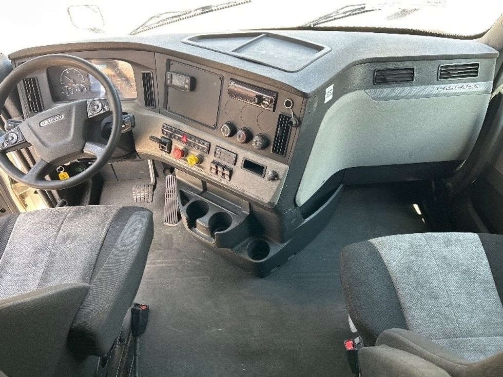 Sleeper Tractor-Heavy Duty Tractors-Freightliner-2020-T12664ST-Hueytown-AL-457,852\n\t\tmiles-$ 72,000 - Image 11