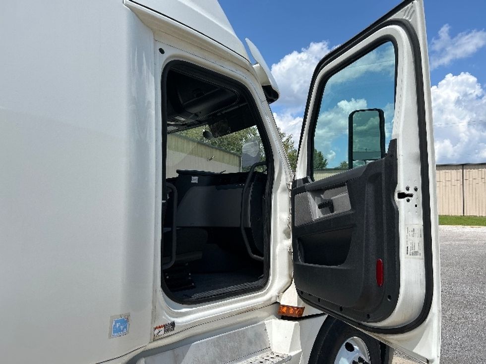 Sleeper Tractor-Heavy Duty Tractors-Freightliner-2020-T12664ST-Hueytown-AL-457,852\n\t\tmiles-$ 72,000 - Image 12