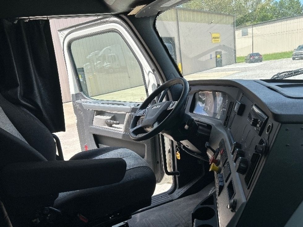Sleeper Tractor-Heavy Duty Tractors-Freightliner-2020-T12664ST-Hueytown-AL-457,852\n\t\tmiles-$ 72,000 - Image 14