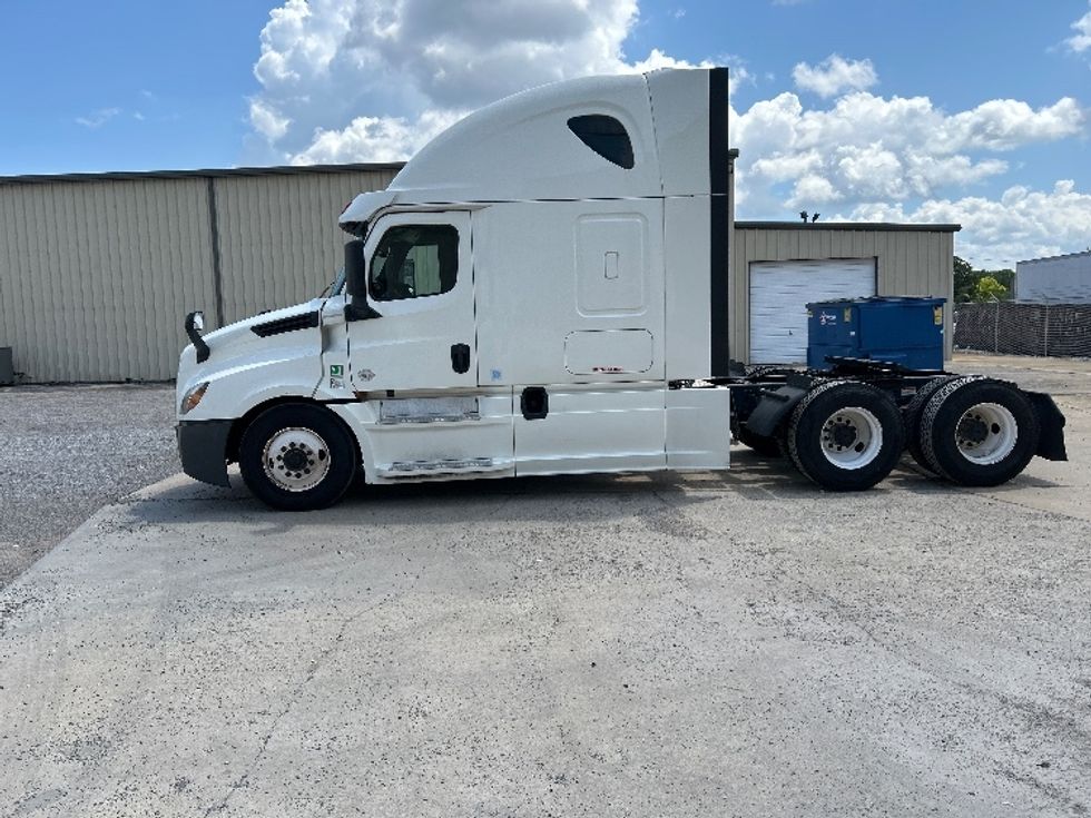 Sleeper Tractor-Heavy Duty Tractors-Freightliner-2020-T12664ST-Hueytown-AL-457,852\n\t\tmiles-$ 72,000 - Image 4