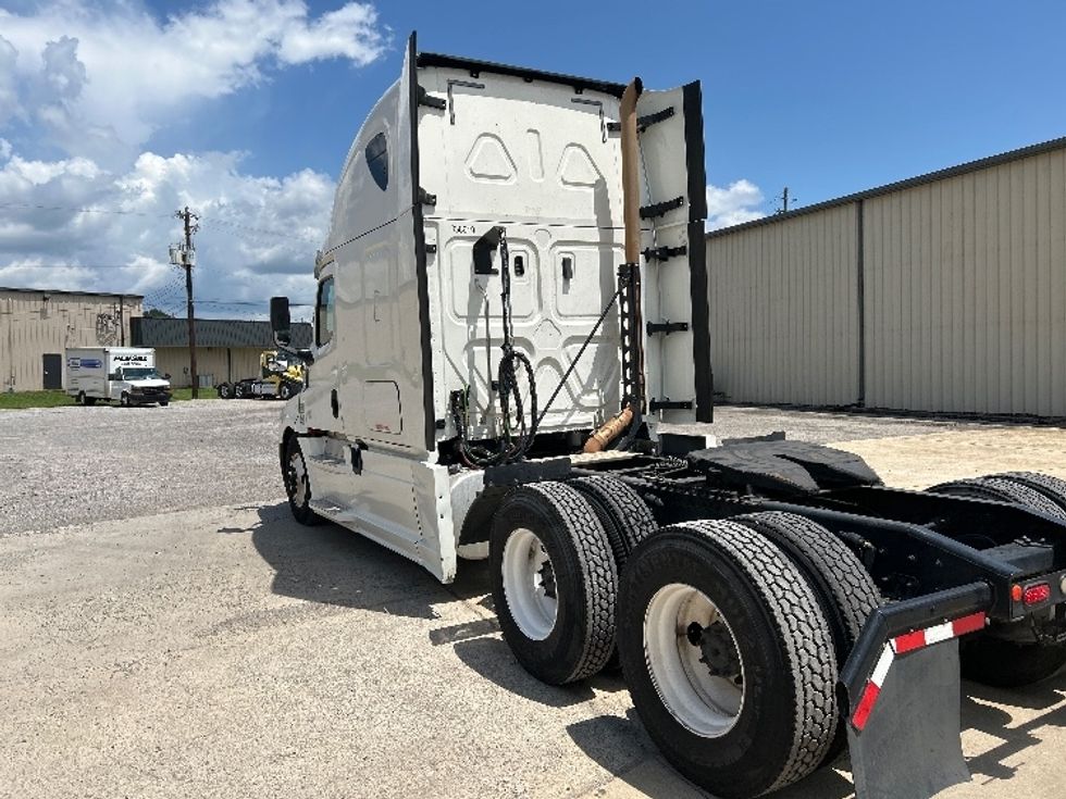 Sleeper Tractor-Heavy Duty Tractors-Freightliner-2020-T12664ST-Hueytown-AL-457,852\n\t\tmiles-$ 72,000 - Image 5