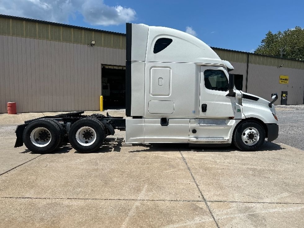 Sleeper Tractor-Heavy Duty Tractors-Freightliner-2020-T12664ST-Hueytown-AL-457,852\n\t\tmiles-$ 72,000 - Image 7