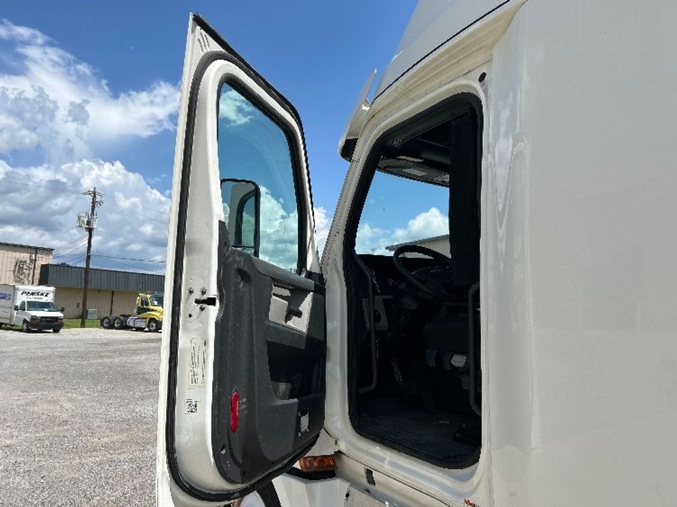 Sleeper Tractor-Heavy Duty Tractors-Freightliner-2020-T12664ST-Hueytown-AL-457,852\n\t\tmiles-$ 72,000 - Image 8