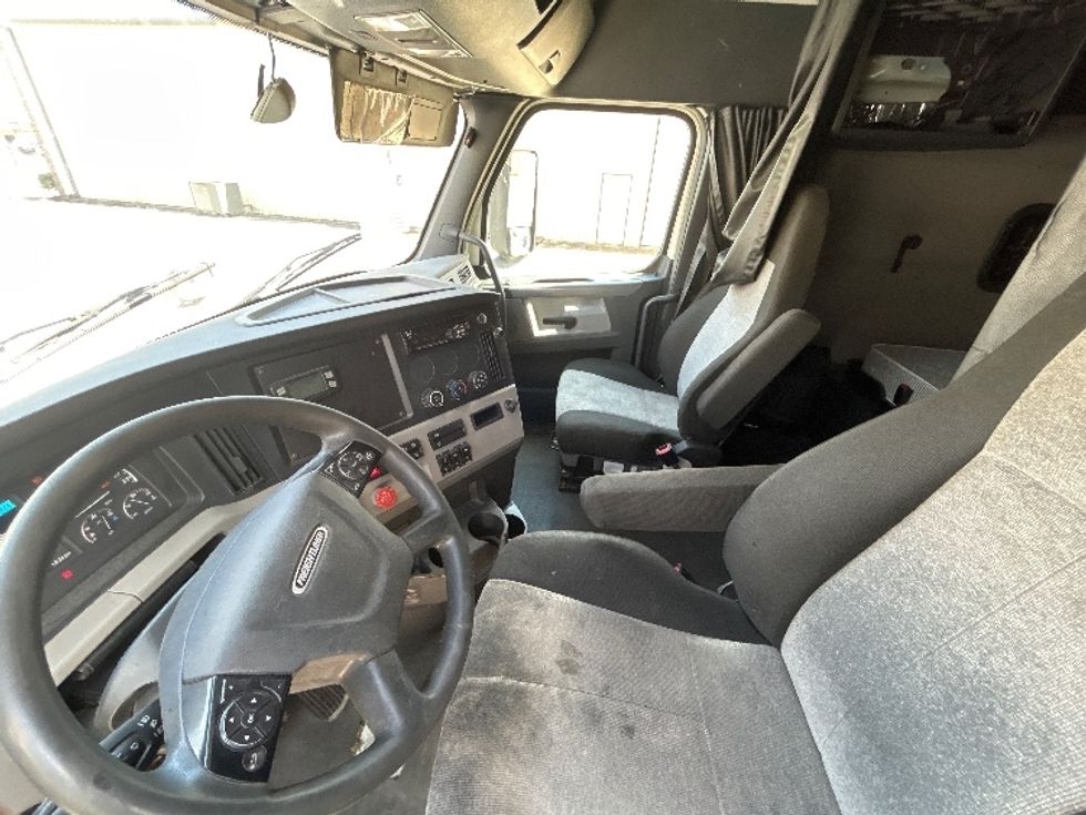 Sleeper Tractor-Heavy Duty Tractors-Freightliner-2020-T12664ST-Hueytown-AL-457,852\n\t\tmiles-$ 72,000 - Image 9
