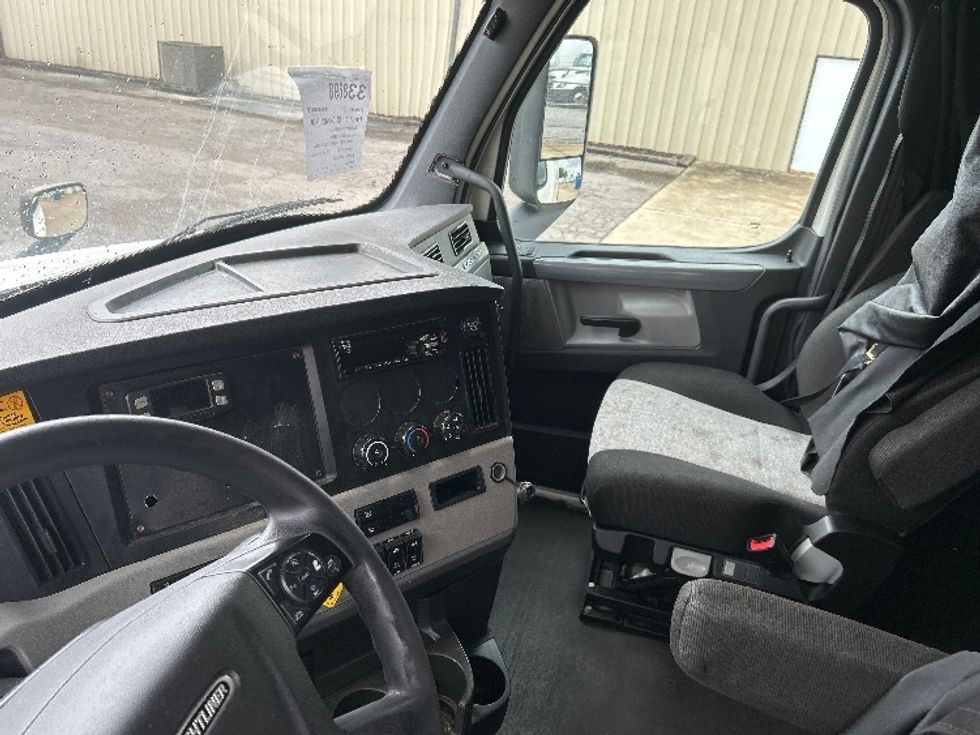 Sleeper Tractor-Heavy Duty Tractors-Freightliner-2020-T12664ST-Hueytown-AL-527,818\n\t\tmiles-$ 66,750 - Image 10