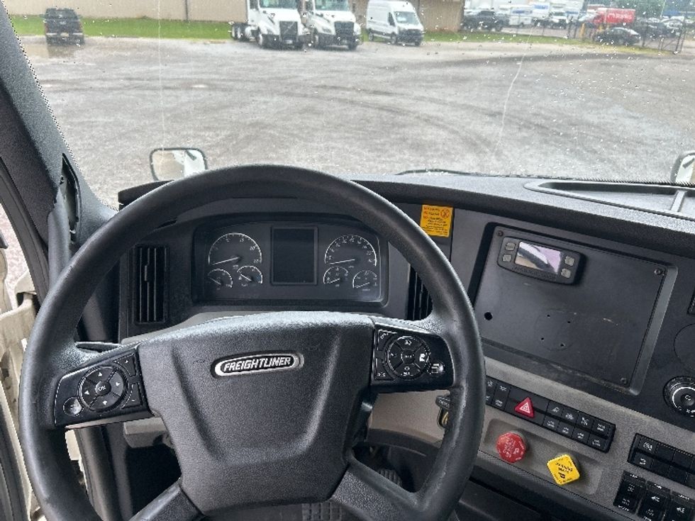 Sleeper Tractor-Heavy Duty Tractors-Freightliner-2020-T12664ST-Hueytown-AL-527,818\n\t\tmiles-$ 66,750 - Image 11