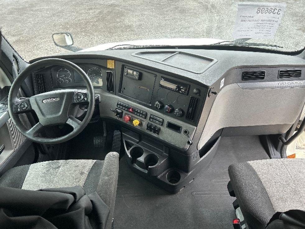 Sleeper Tractor-Heavy Duty Tractors-Freightliner-2020-T12664ST-Hueytown-AL-527,818\n\t\tmiles-$ 66,750 - Image 12