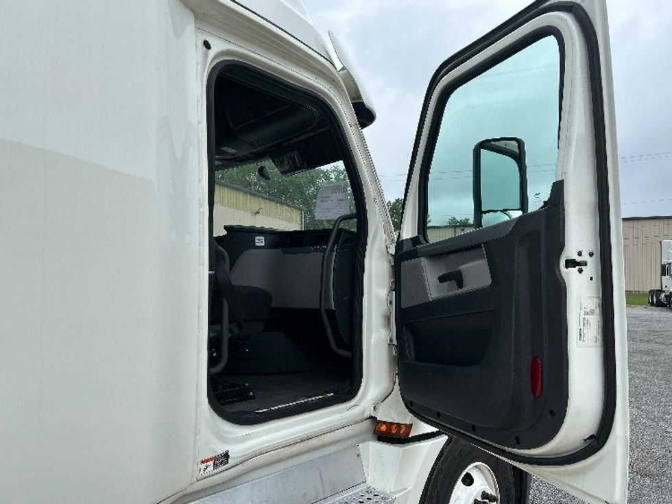 Sleeper Tractor-Heavy Duty Tractors-Freightliner-2020-T12664ST-Hueytown-AL-527,818\n\t\tmiles-$ 66,750 - Image 13