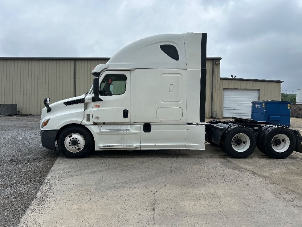 Sleeper Tractor-Heavy Duty Tractors-Freightliner-2020-T12664ST-Hueytown-AL-527,818\n\t\tmiles-$ 66,750 - Image 4