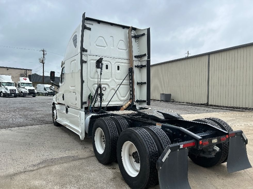 Sleeper Tractor-Heavy Duty Tractors-Freightliner-2020-T12664ST-Hueytown-AL-527,818\n\t\tmiles-$ 66,750 - Image 5
