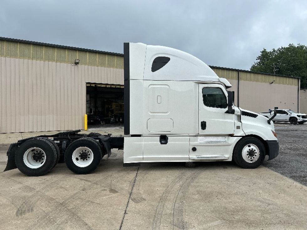 Sleeper Tractor-Heavy Duty Tractors-Freightliner-2020-T12664ST-Hueytown-AL-527,818\n\t\tmiles-$ 66,750 - Image 8