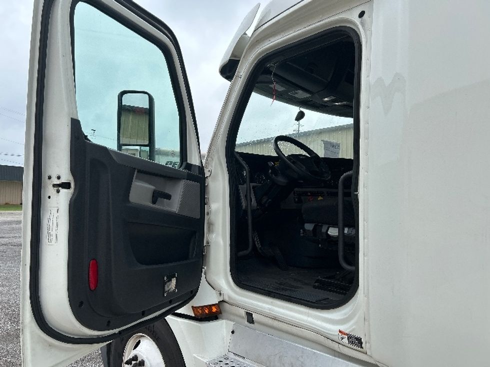 Sleeper Tractor-Heavy Duty Tractors-Freightliner-2020-T12664ST-Hueytown-AL-527,818\n\t\tmiles-$ 66,750 - Image 9
