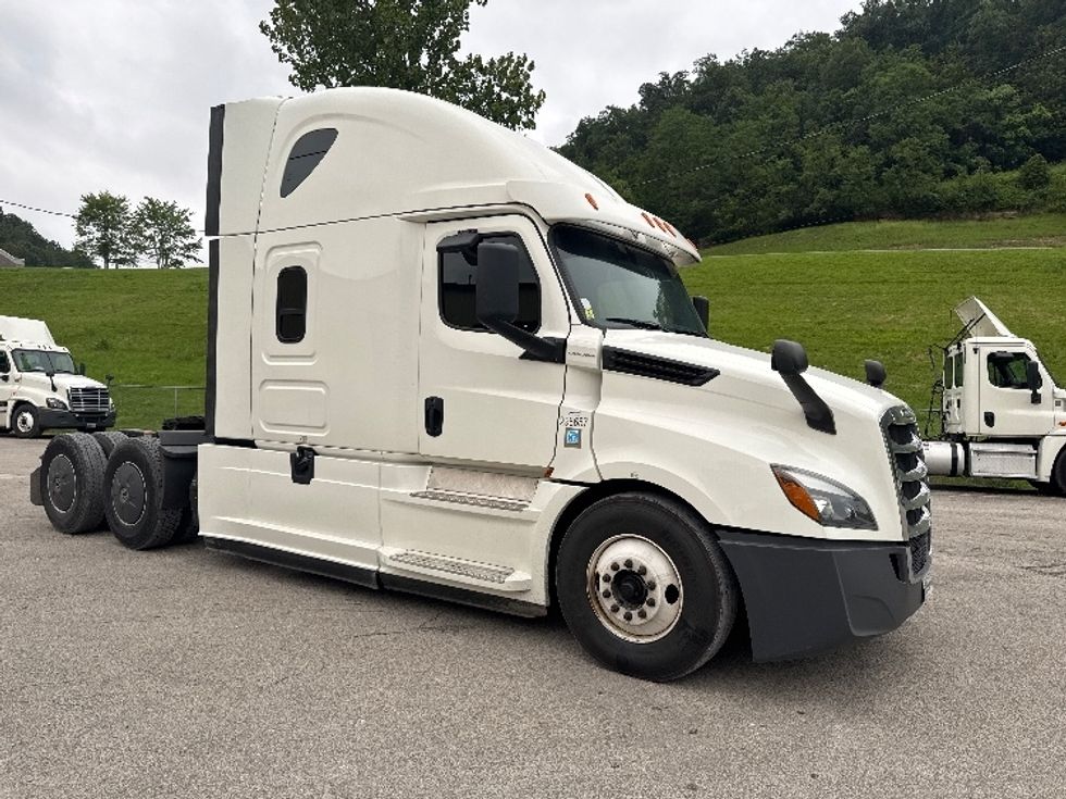 Sleeper Tractor-Heavy Duty Tractors-Freightliner-2020-T12664ST-Huntington-WV-510,383\n\t\tmiles-$ 58,000 - Image 1