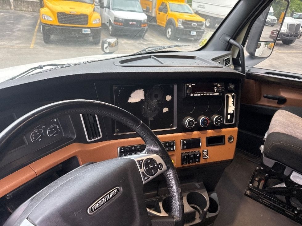 Sleeper Tractor-Heavy Duty Tractors-Freightliner-2020-T12664ST-Huntington-WV-510,383\n\t\tmiles-$ 58,000 - Image 11