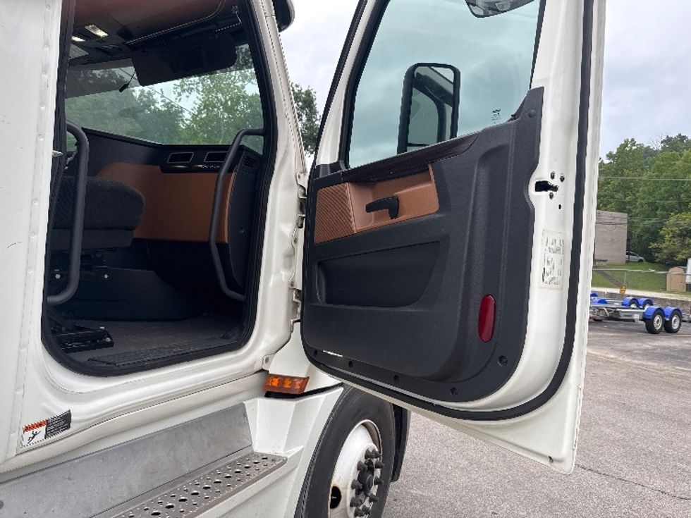 Sleeper Tractor-Heavy Duty Tractors-Freightliner-2020-T12664ST-Huntington-WV-510,383\n\t\tmiles-$ 58,000 - Image 12