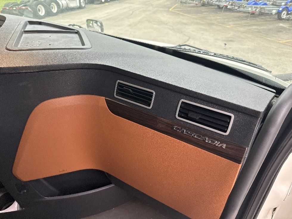 Sleeper Tractor-Heavy Duty Tractors-Freightliner-2020-T12664ST-Huntington-WV-510,383\n\t\tmiles-$ 58,000 - Image 13