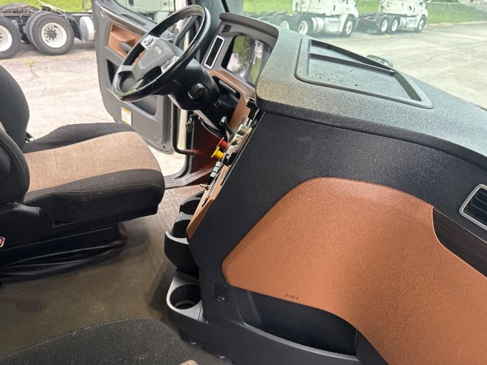 Sleeper Tractor-Heavy Duty Tractors-Freightliner-2020-T12664ST-Huntington-WV-510,383\n\t\tmiles-$ 58,000 - Image 14