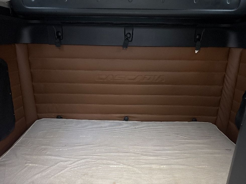 Sleeper Tractor-Heavy Duty Tractors-Freightliner-2020-T12664ST-Huntington-WV-510,383\n\t\tmiles-$ 58,000 - Image 15